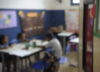 Proibição de celular em sala de aula já começa este ano em todas escolas; entenda o que diz a lei