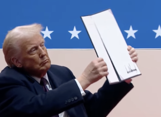 Trump tira os EUA do Acordo de Paris e perdoa invasores do Capitólio