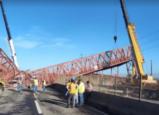 Carreta derruba passarela na BR-324 e rodovia é interditada nos dois sentidos na Bahia