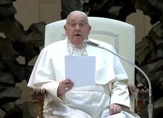 Papa Francisco é hospitalizado para fazer exames e tratar bronquite, diz Vaticano