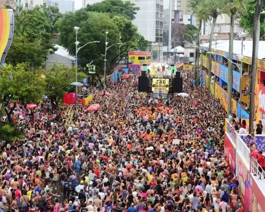 Arrastão da Quarta-feira de Cinzas encerra a folia do Carnaval de Salvador
