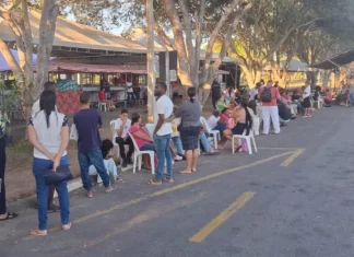 Longa fila se forma na Uefs pelo segundo dia consecutivo para atendimento no SAC Móvel