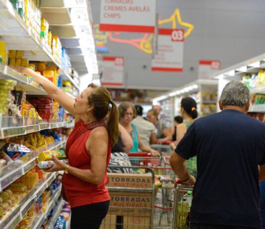 Fim da escala 6×1: estudos divergem sobre impactos no PIB e inflação