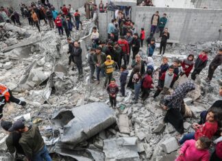 Ataques aéreos israelenses matam 10 em escola com desabrigados Ataques aéreos israelenses matam 10 em escola com desabrigados