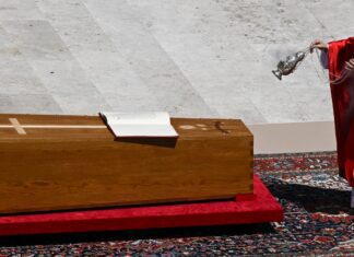 Corpo de papa Francisco é sepultado na Basílica de Santa Maria Maior Homilia de missa fúnebre resgata legado de união do papa Francisco