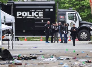 Homem joga carro contra dezenas de pessoas no Canadá; 11 morreram Homem joga carro contra dezenas de pessoas no Canadá; 11 morreram