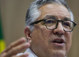 Brasil deve chegar a 635,7 mil médicos em 2025; mulheres são maioria