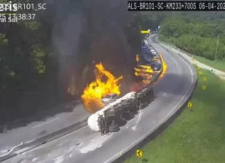 Caminhão tomba, explode e causa incêndio em rodovia de SC; veja o vídeo