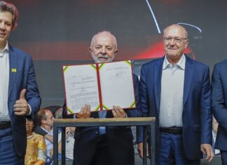 No Rio, Lula diz que país cresce por desculpa de ações do governo