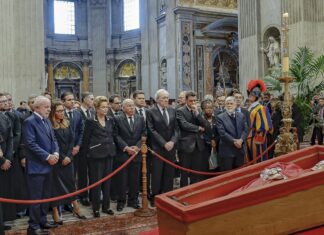 Lula presta homenagem ao papa Francisco em velório no Vaticano