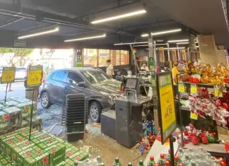 Carro invade supermercado no bairro da Pituba em Salvador; funcionária ficou ferida