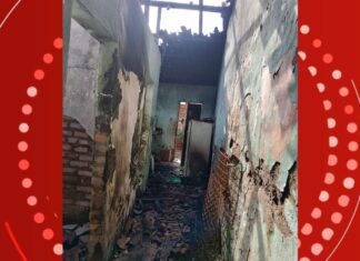 Casa fica destruída após homem atear fogo em Feira de Santana; esposa e filhos estavam no imóvel