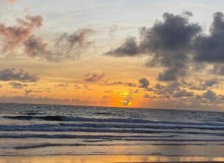 Desocupação de loteamento clandestino é iniciada em praia de destino turístico da Bahia
