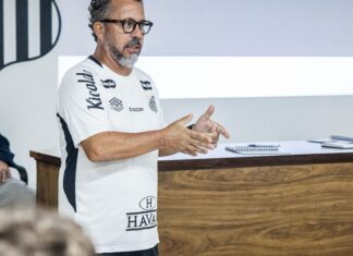 Ex-auxiliar de Tite, Cleber Xavier debuta como técnico no Santos Ex-auxiliar de Tite, Cleber Xavier debuta como técnico no Santos