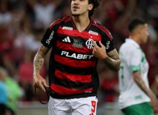 Flamengo goleia no Maracanã para liderar o Campeonato Brasileiro Flamengo goleia no Maracanã para liderar o Campeonato Brasileiro