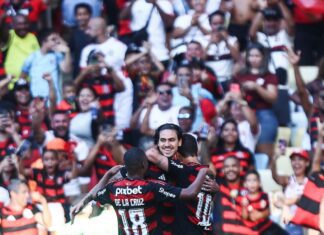 Flamengo sobra e goleia o Corinthians no estádio do Maracanã Flamengo sobra e goleia o Corinthians no estádio do Maracanã