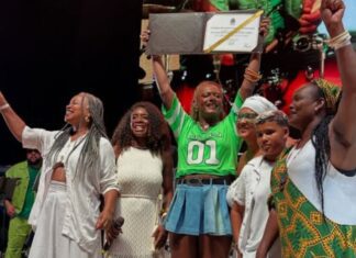 Liniker recebe título de cidadã soteropolitana durante show na Concha Acústica