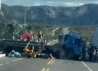 Colisão entre carreta e caminhão trava trecho da BR-116 em Milagres