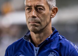 Santos demite técnico Pedro Caixinha após início difícil no Brasileiro Santos demite técnico Pedro Caixinha após início difícil no Brasileiro