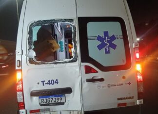 Criminosos armados batem moto em ambulância e são presos no Rio