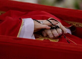 Papa Francisco: velório é aberto ao público no Vaticano Papa Francisco: velório é aberto ao público no Vaticano