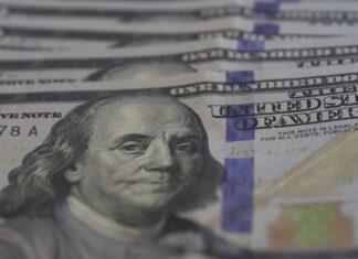 Dólar cai para R$ 5,21 em dia de correção no mercado