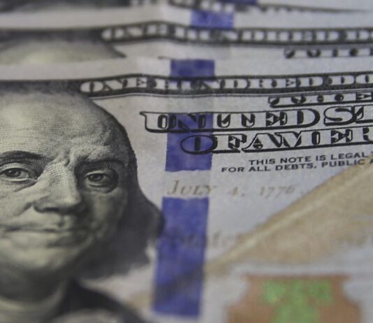 Dólar fecha em R$ 5,32, maior valor desde janeiro, com tensão no Irã