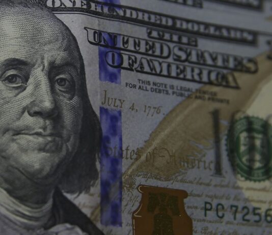 Dólar sobe para R$ 5,55 com votação de decreto do IOF