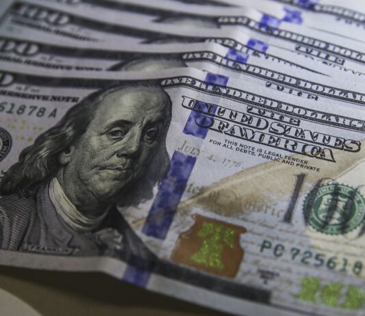 Dólar cai para R$ 4,95 e fecha no menor valor em dois anos