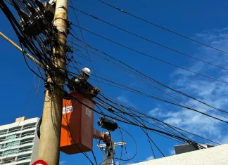 Em Cinco Dias, Mais De 7 Toneladas De Fios Clandestinos São Retiradas De Postes Na Bahia