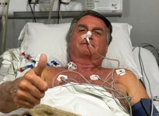Bolsonaro publica foto no hospital, diz que teve complicações no intestino e descarta cirurgia