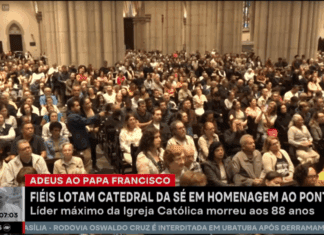Milhares de fiéis se reúnem na Catedral da Sé para homenagear o papa Francisco