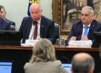 CCJ analisa suspensão de ação contra Bolsonaro e Ramagem no STF