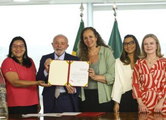 Lula sanciona leis para proteção de direitos das mulheres