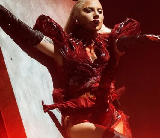 Lady Gaga chega ao Rio para apresentação na praia de Copacabana