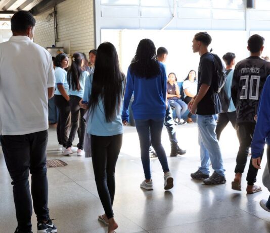 Pé-de-Meia: MEC paga incentivo para nascidos em novembro e dezembro