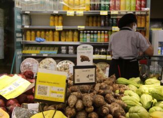 Contratos de trabalho por hora em supermercados aumentam precarização