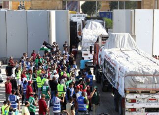 Caminhões com ajuda humanitária a palestinos voltam a chegar em Gaza