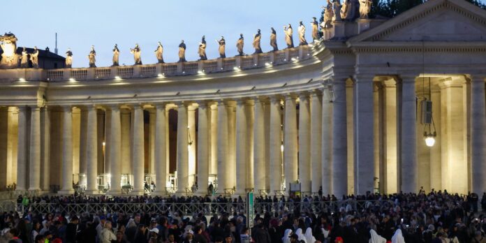 Conclave: Vaticano tem fumaça preta após nova votação do conclave
