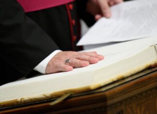 Cardeais entram em reclusão antes do conclave para eleger novo papa Cardeais entram em reclusão antes do conclave para eleger novo papa