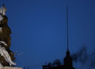 Fumaça preta: cardeais ainda não escolheram papa Fumaça preta: cardeais ainda não escolheram papa