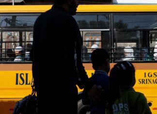Ataque suicida contra ônibus escolar deixa cinco mortos no Paquistão Ataque suicida contra ônibus escolar deixa cinco mortos no Paquistão