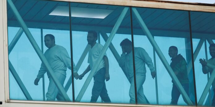 Venezuelanos deportados devem estar detidos em El Salvador, diz ONU
