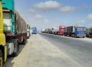 Israel autoriza entrada em Gaza de 100 caminhões de ajuda da ONU Israel autoriza entrada em Gaza de 100 caminhões de ajuda da ONU