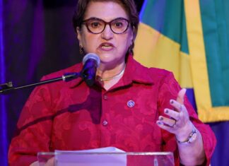 Posse da ministra das Mulheres vira ato de apoio à Marina Silva