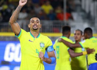 Brasil goleia Espanha e avança à semi do Mundial de futebol de areia Brasil goleia Espanha e avança à semi do Mundial de futebol de areia