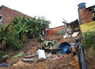 Deslizamento De Terra Em Candeias Leva à Interdição De 10 Casas E Desabriga 24 Pessoas