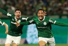 Vitor Roque marca nos acréscimos para levar Palmeiras à liderança