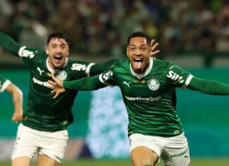 Vitor Roque marca nos acréscimos para levar Palmeiras à liderança Vitor Roque marca nos acréscimos para levar Palmeiras à liderança