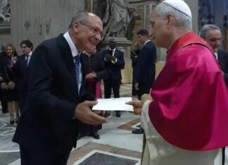 Alckmin entrega ao Papa convite para visitar o Brasil durante a COP30